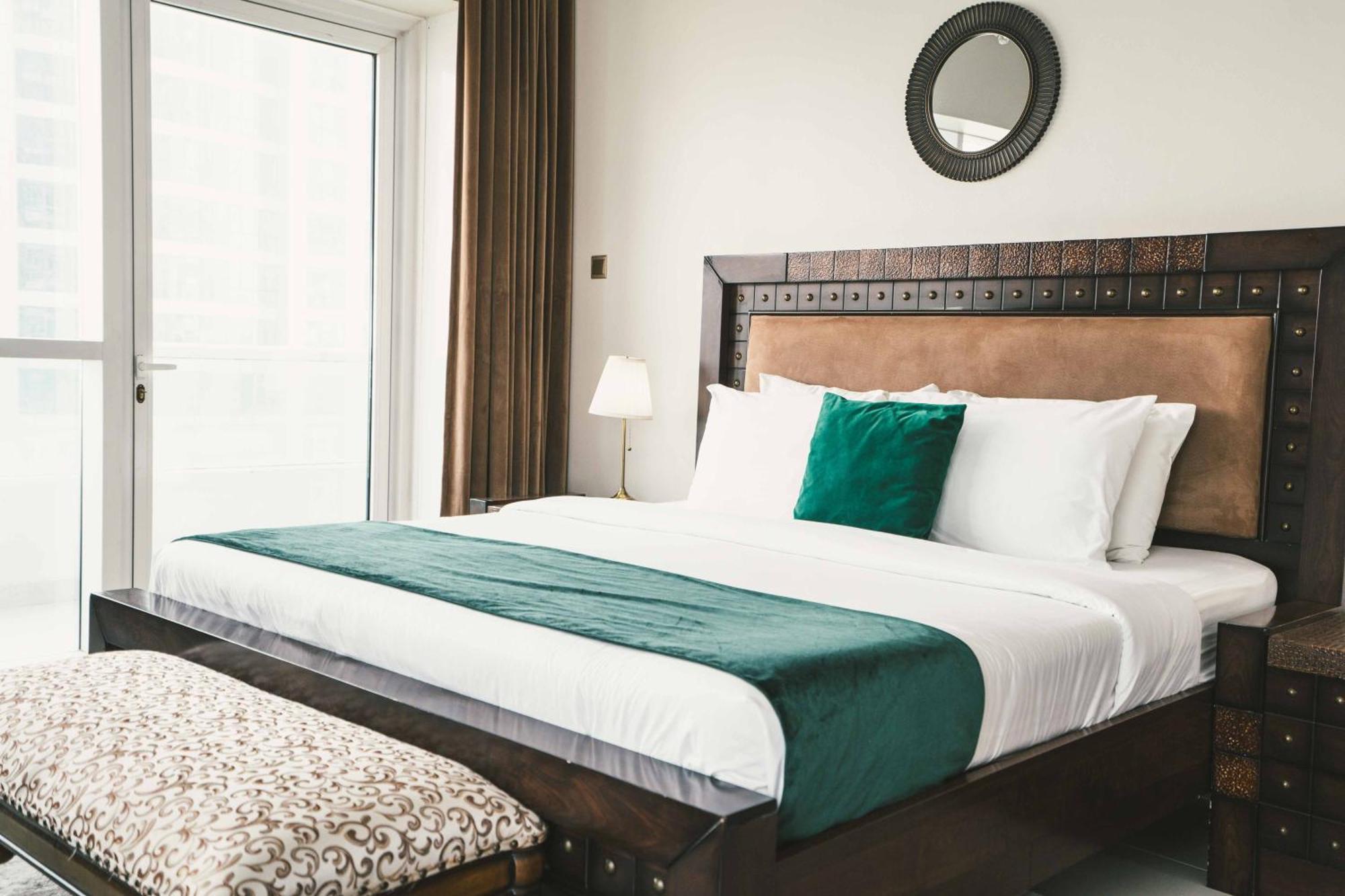Iconic Marina & Sea Views From The 52nd Floor